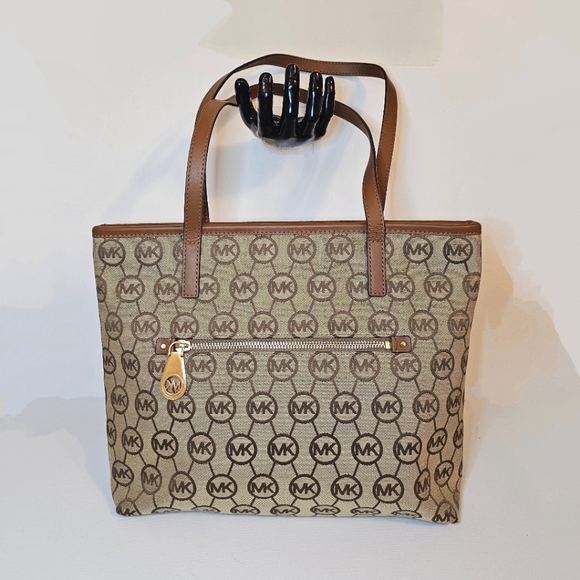 ❌️Sold❌️ Michael Kors Montauk Signature Tote Bag - Picture 2 of 15